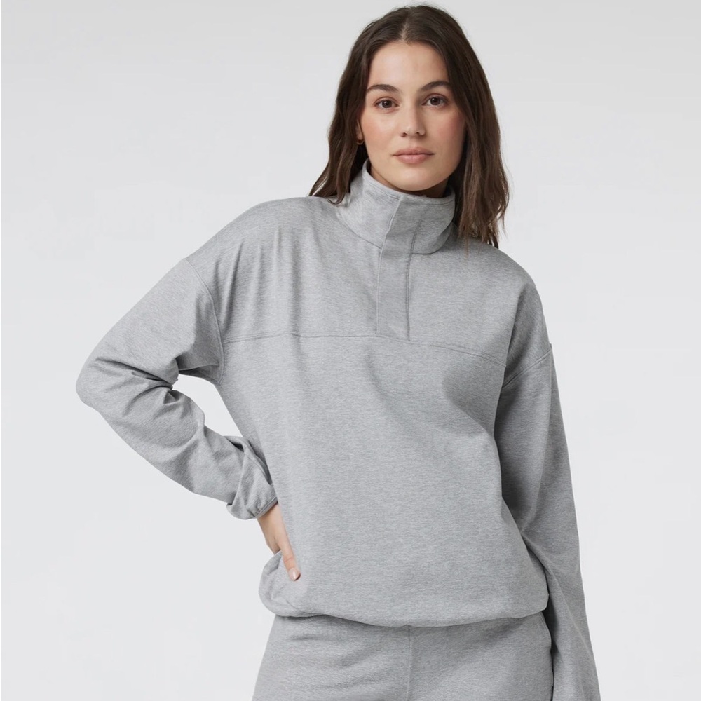 2 Woman’s Vuori Graphite Snap Mock Pullovers in Gray and Navy size large